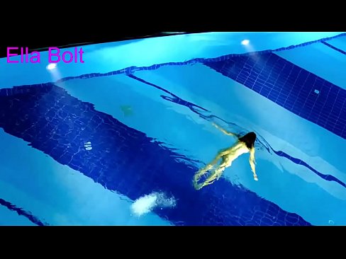 ❤️ मी पाहणे थांबवू शकत नाही, तरुण गोरा ELLA BOLT रिसॉर्ट पूलमध्ये नग्न पोहताना पकडला गेला ❌  लिंग